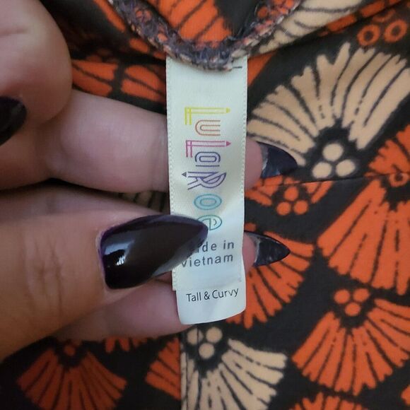 LuLaRoe Shells Tall & Curvy Leggings - Picture 4 of 4